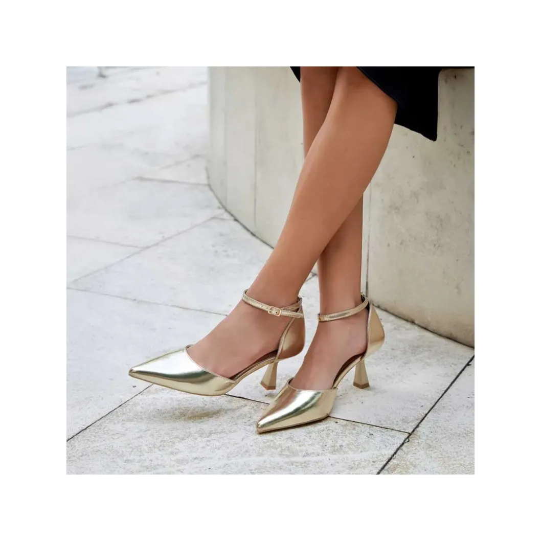 Zapato de salón dorado con tacón fino