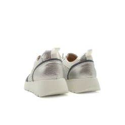 Zapato deportivo azul con cordón elástico