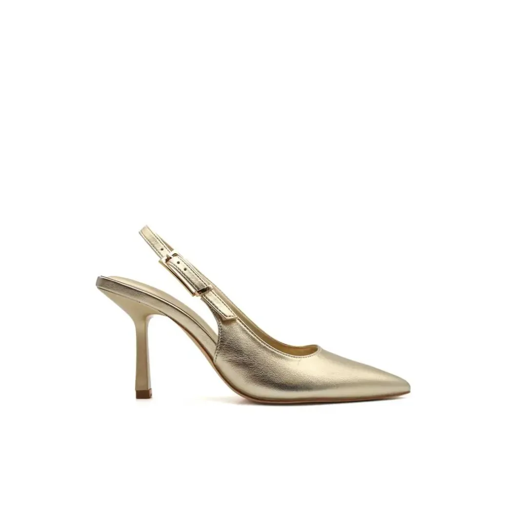 Zapato dorado con tacón fino