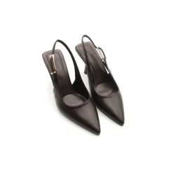 Zapato marrón con tacón fino