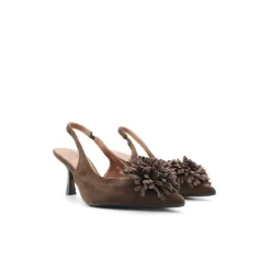 Zapato marrón de tacón con pompón