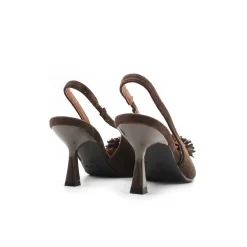 Zapato marrón de tacón con pompón