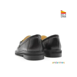 Zapato mocasin negro cadena dorada