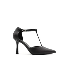 Zapato negro de tacón fino con pulsera T