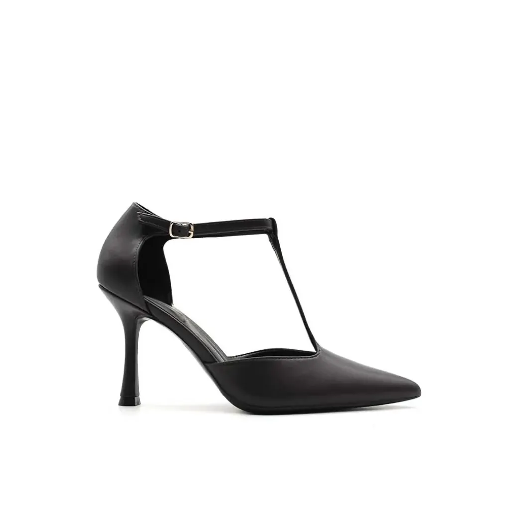 Zapato negro de tacón fino con pulsera T