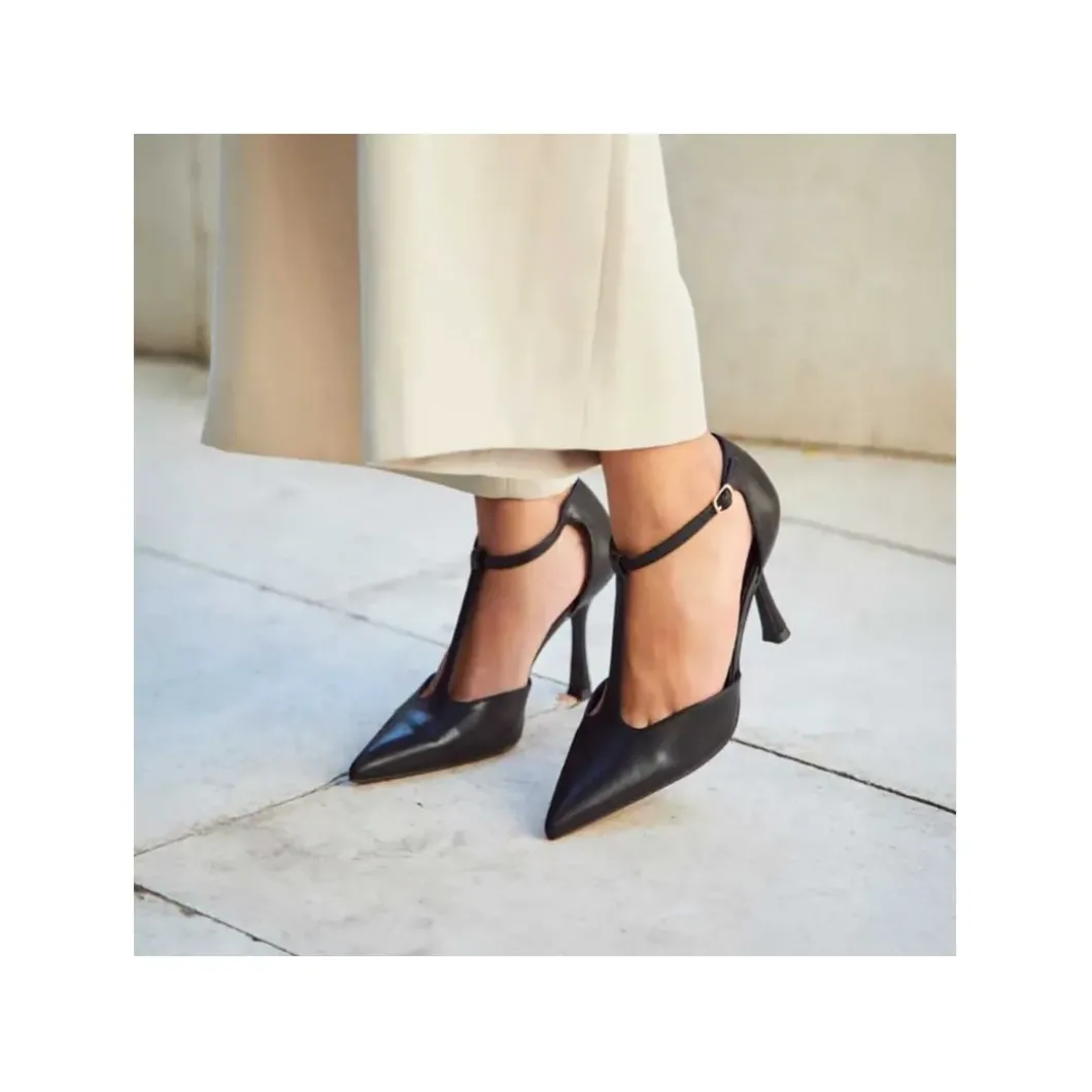 Zapato negro de tacón fino con pulsera T