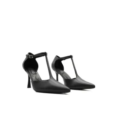 Zapato negro de tacón fino con pulsera T