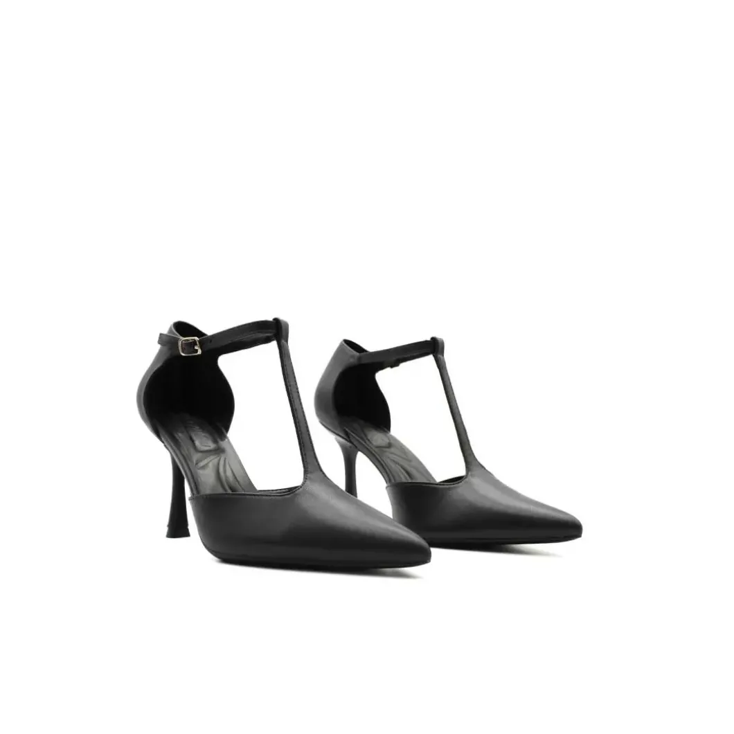 Zapato negro de tacón fino con pulsera T