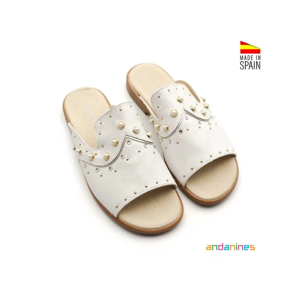 Zueco abierto blanco con perlas