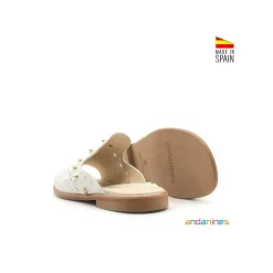 Zueco abierto blanco con perlas