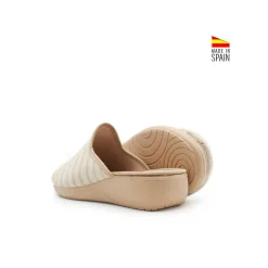 Zueco de casa verano beige con cuña