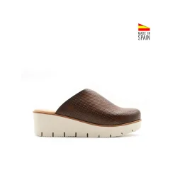 Zueco marrón casual de piel