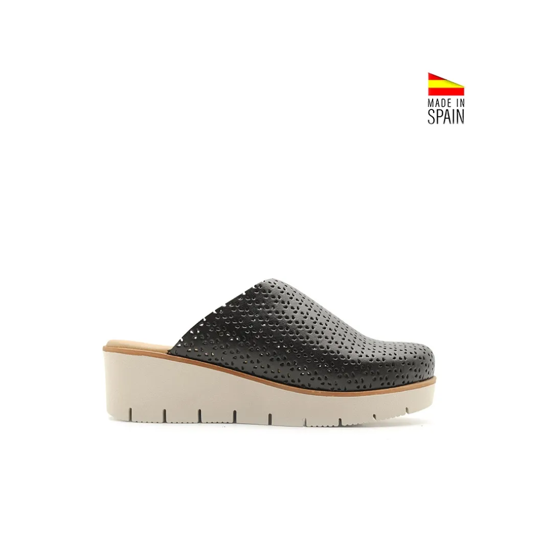 Zueco negro casual de piel